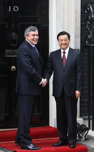 Chinese President Hu Jintao met British Prime Minister Gordon Brown in London on Wednesday to discuss bilateral relations and other issues of common concern.