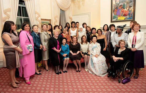 First ladies from the countries participating the G20 Summit pose for a photo in London on April 2, 2009. Leaders from the Group of 20 developed and emerging economies are in London discussing global solutions to the financial and economic crisis. 