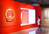 观众在参观国徽、国歌等展品_061759_副本.jpg