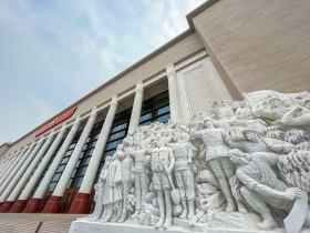 中国共产党历史展览馆广场上的汉白玉雕塑_110207.jpg
