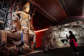 观众参观等比例高保真数字化3D打印复制的安岳石窟毗卢洞“紫竹_110553.jpg