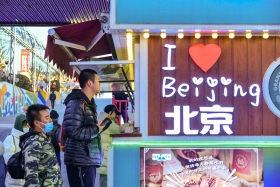 2023年1月2日，逛街的市民正在北京街头购买外卖食品。_112017.jpg