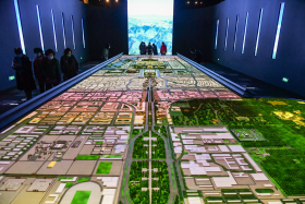 观众正在参观长达16米的北京中轴线沙盘模型。.JPG
