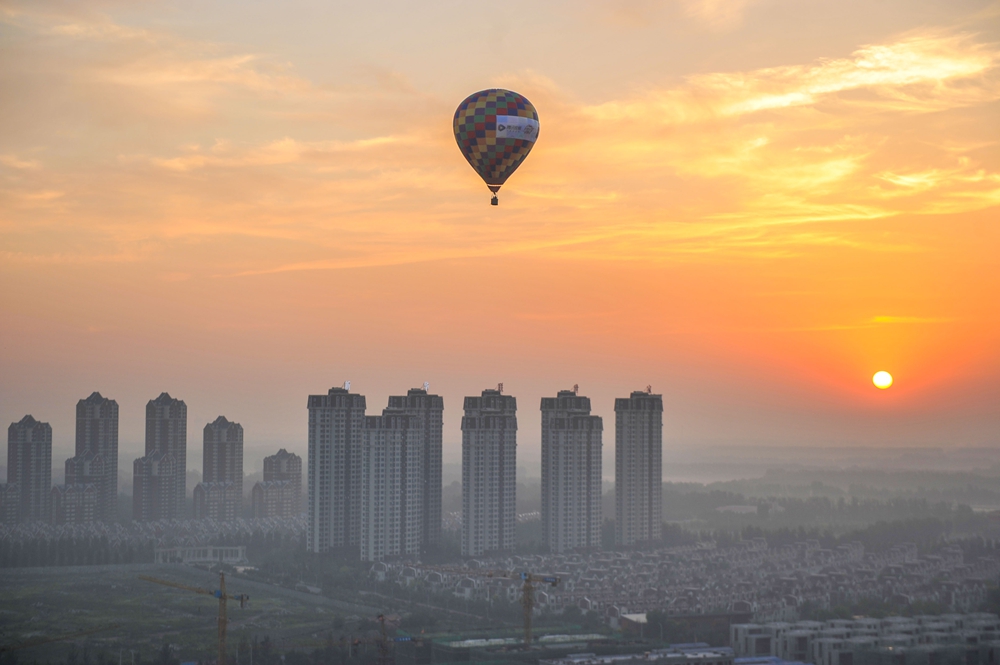 1,     7月11日，一只热气球在日出时分飞过天津武清的住宅楼群.jpg