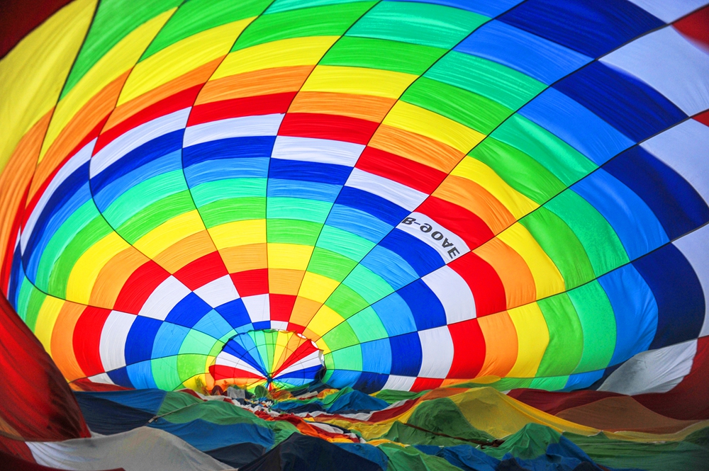 5.一个热气球正在充气准备，大多数的热气球都拥有鲜艳的色彩，一是为了美观二是为了集体飞行时的安全.jpg