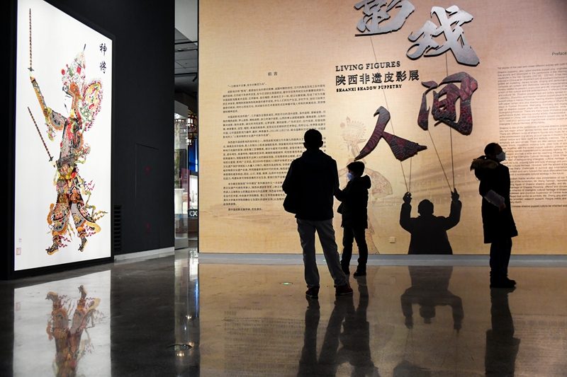 2023年1月10日，观众在中国工艺美术馆参观“影戏人间：陕_112372.jpg