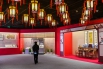 展厅里悬挂着中国传统灯笼，一位观众在欣赏传统家居中透露出的各_102167.jpg
