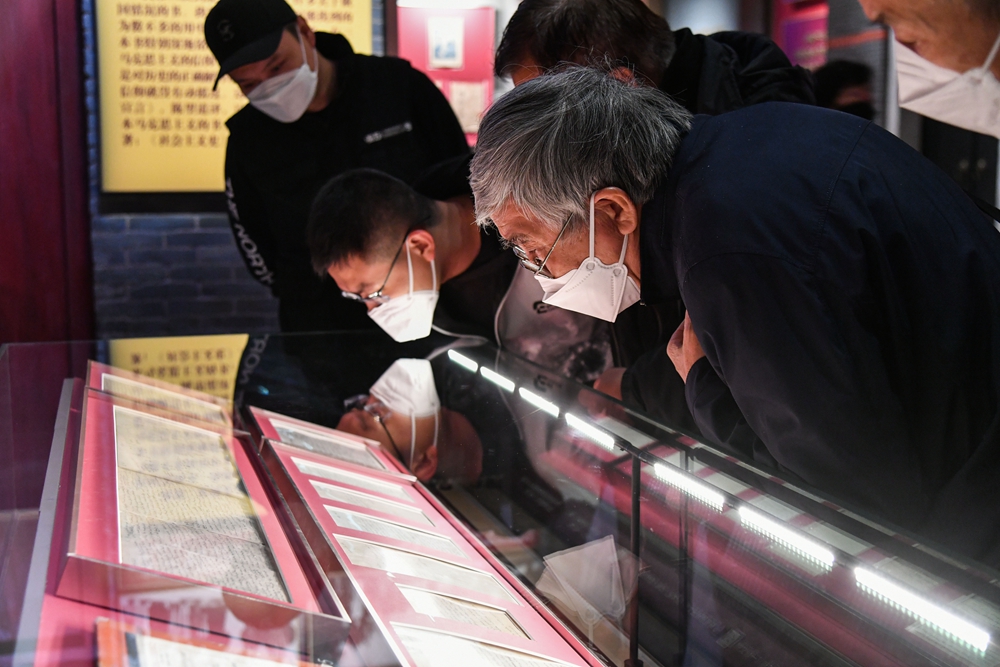 观众正在参观马克思《布鲁塞尔笔记》第四笔记本手稿等珍贵文物_110204.jpg