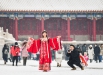 2022年1月22日，一名身着中国传统汉服的游客正在雪后的故_111393.jpg