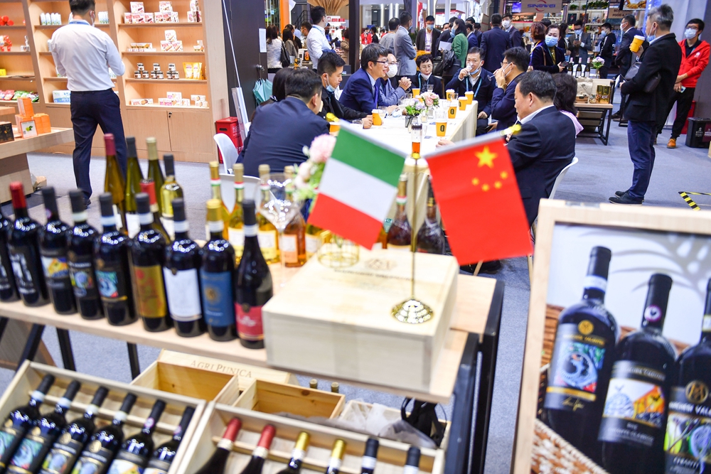 11月6日，在食品和农产品展馆内，参展商围桌洽谈_100083.jpg