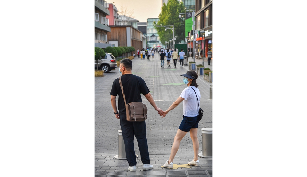 2022年5月31日，北京，一对情侣手牵手在三里屯商圈逛街_106322.jpg