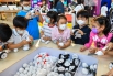 小朋友们正在体验拼装机器人玩具_099068.jpg