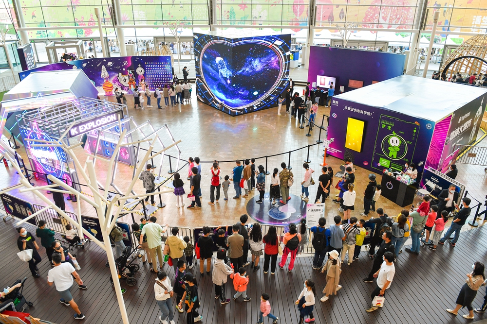 10月1日，不少市民利用国庆长假带孩子来体验这次科普展_099069.jpg