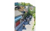 一行人骑车穿行杨梅竹斜街_109212.jpg
