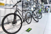 商场里出售的入门级别城市公路自行车是不少普通市民的选择。_107596.png