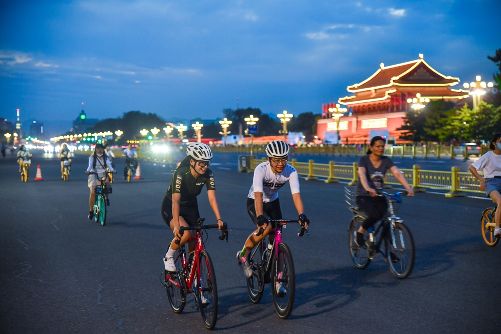 2022年7月19日，自行车爱好者正在夜骑长安街。_107562.jpg