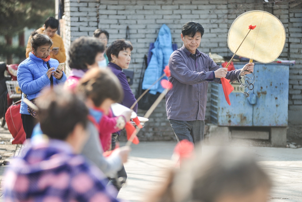 Every morning Wang practices with his dance mates in a community park_副本.jpg