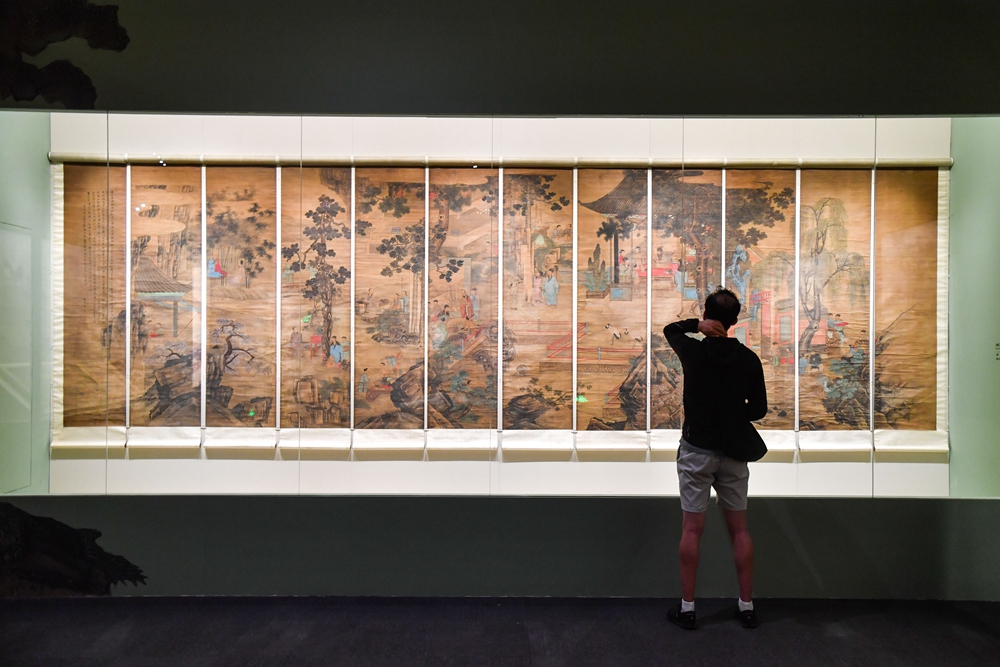 观众在参观清代画家孟之瑞的《西园雅集图》。_106613.jpg