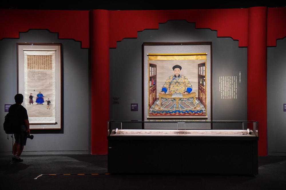 观众在参观《康熙书房坐像》等画像文物。_106612.jpg