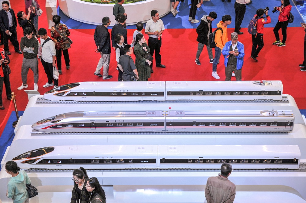 复兴号高铁列车模型吸引了许多观众。.JPG
