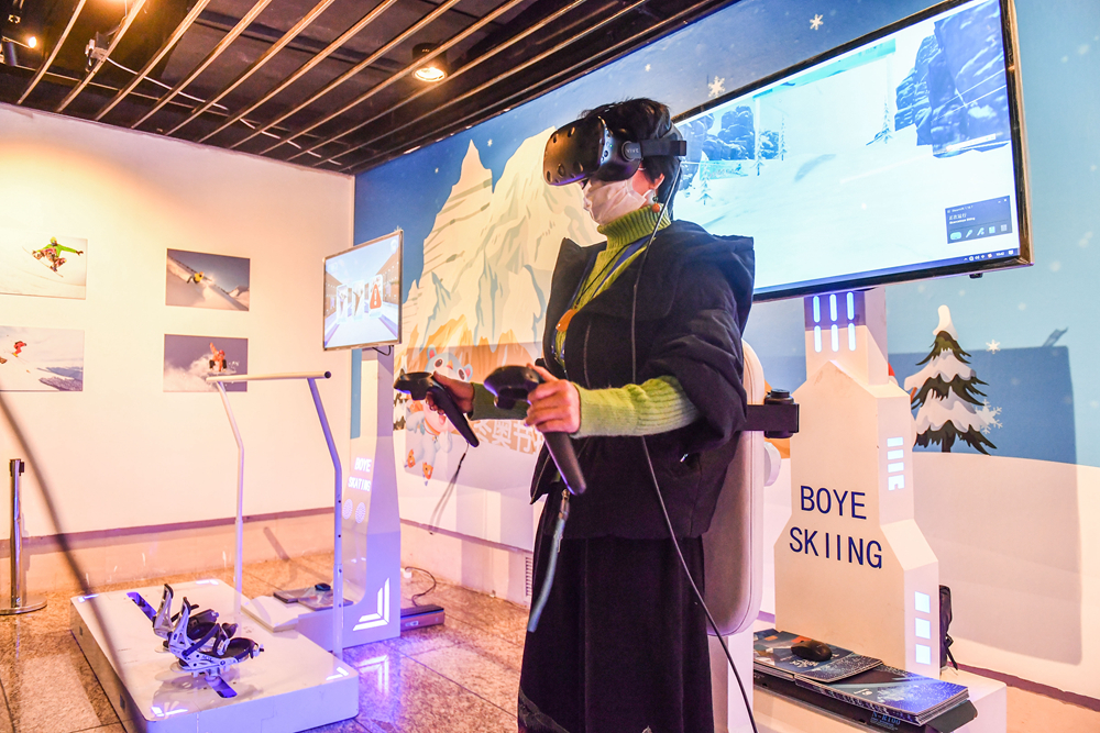 一位观众头戴vr设备在体验虚拟滑雪_副本.jpg