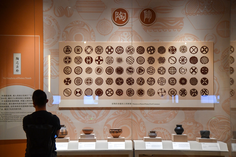一名观众正在参观彩陶饮食器具上丰富多样的图案纹路_106459.jpg