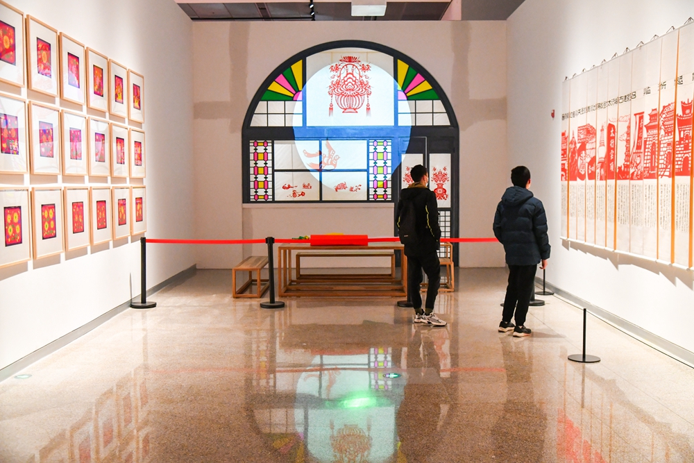 观众在布置成山西当地窑洞民居形式的展厅观看剪纸作品_113467.jpg