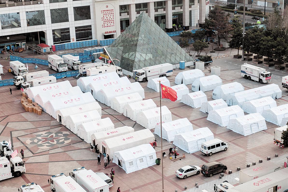 2月9日，武汉国际会展中心广场，一排排白色国家紧急医学救援队的方舱车辆和帐篷整齐列阵。 （湖北日报全媒记者 魏铼 摄）.jpg