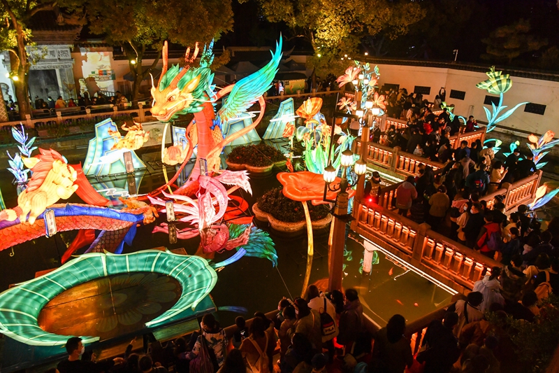 大批市民和游客在豫园九曲桥上欣赏“山海经”主题的花灯。_112593.jpg