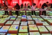 观众正在展厅中翻阅《中国历代绘画大系》图书_110557.jpg