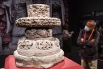 一名观众正在认真观看明代的香炉展品，此香炉为镂空雕刻，工艺极_098627.jpg