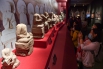 观众正在参观北宋时期的罗汉残像展品_098626.jpg