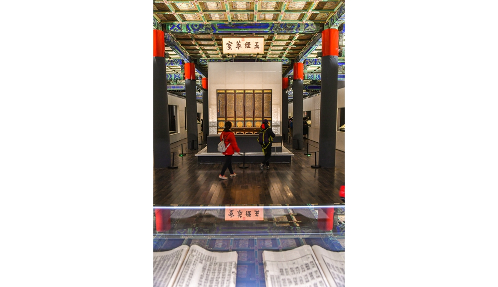 展览再现了清代乾隆皇帝的书房“五经萃室”。_111037.jpg