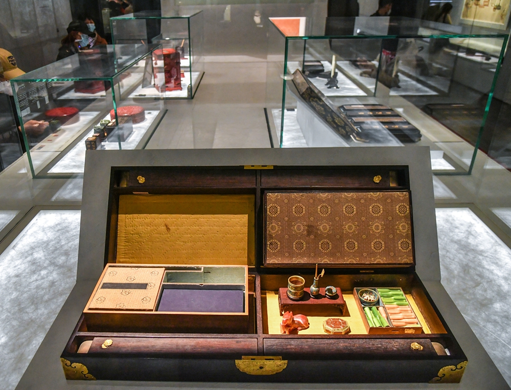 清代乾隆御用的紫檀木旅行文具箱是一套箱装形式的组合文具，按动_111034.jpg