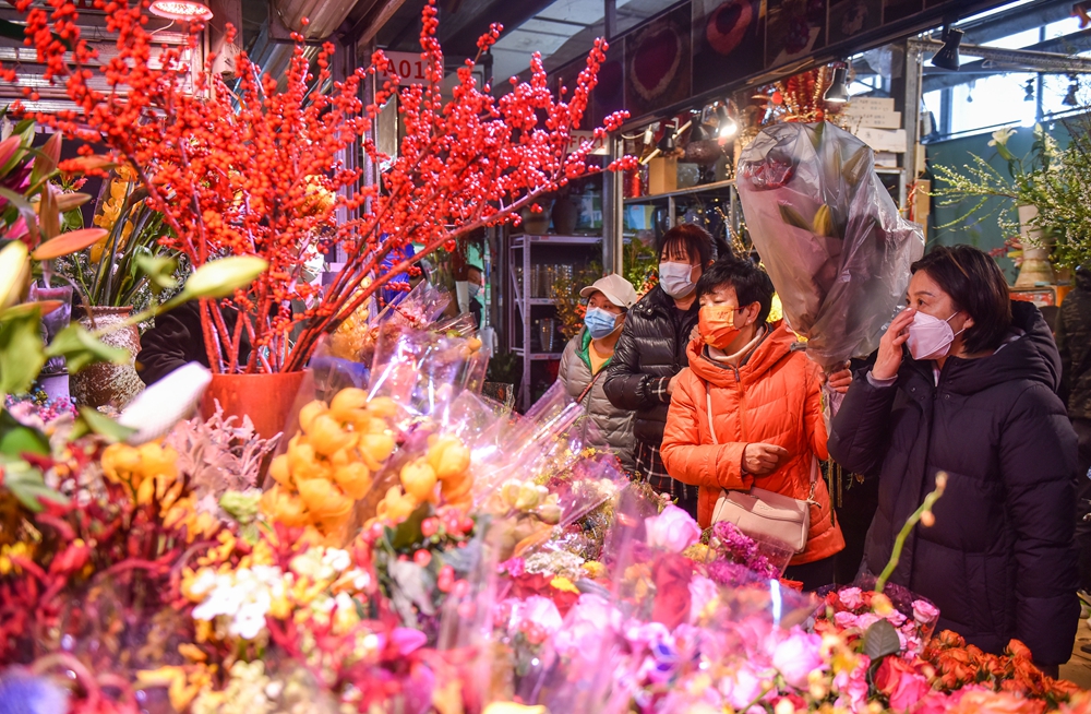 不少家庭都有过年时购买年宵花的习惯，春节假期里花市非常热闹_103006.jpg