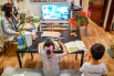 4月27日，妻子正陪着孩子通过数字电视平台进行在线学习_105926.jpg