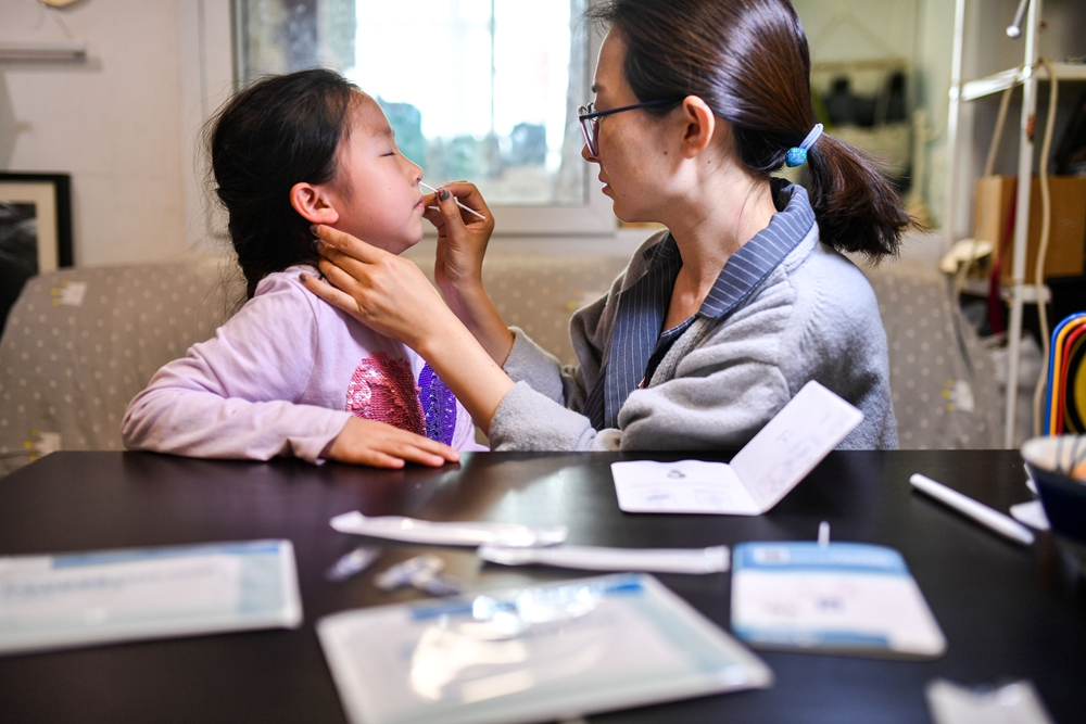 4月28日，妻子为女儿做新冠病毒抗原自主检测_105931.jpg