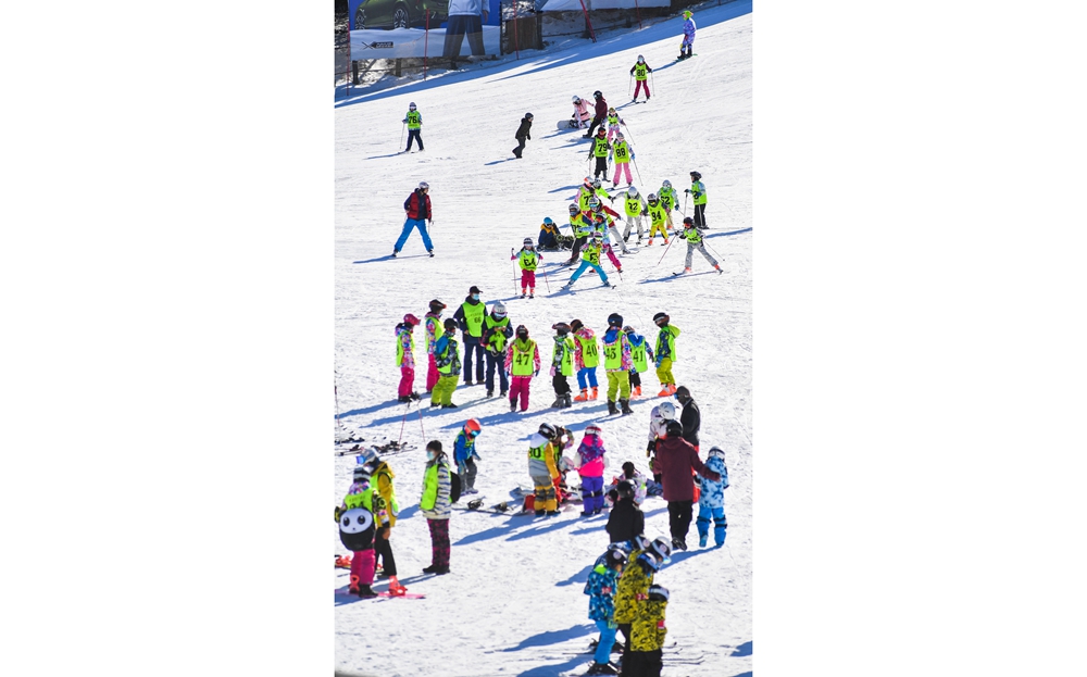 2022年1月17日，北京渔阳滑雪场上许多滑雪训练营开课，这_103348.jpg
