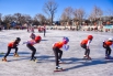 2022年2月3日，北京什刹海冰场，一群小学员正在练习速度滑_103350.jpg
