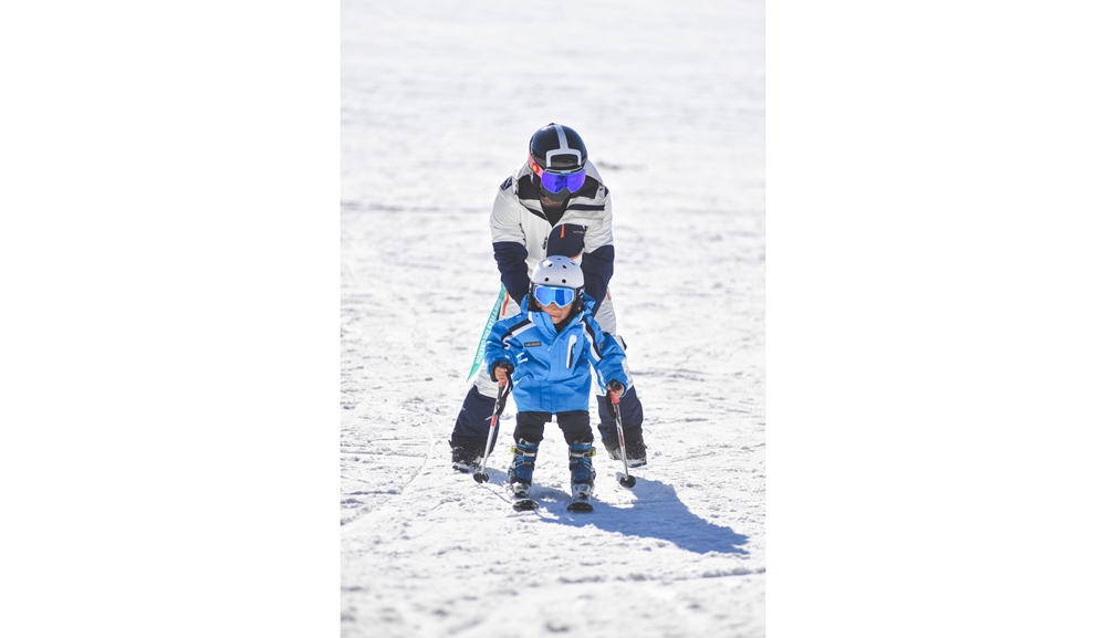 2022年1月17日，北京一个雪场上，家长正带着自己的孩子体验滑雪运动_103354.JPG