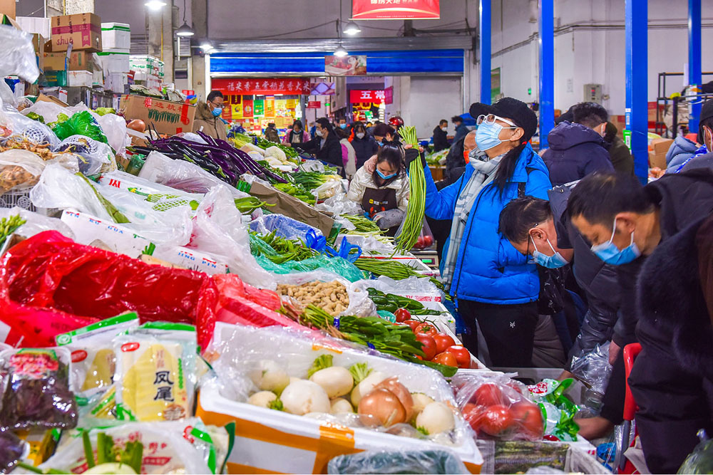 农历腊月二十七，市民正在采购过年期间的食材.JPG