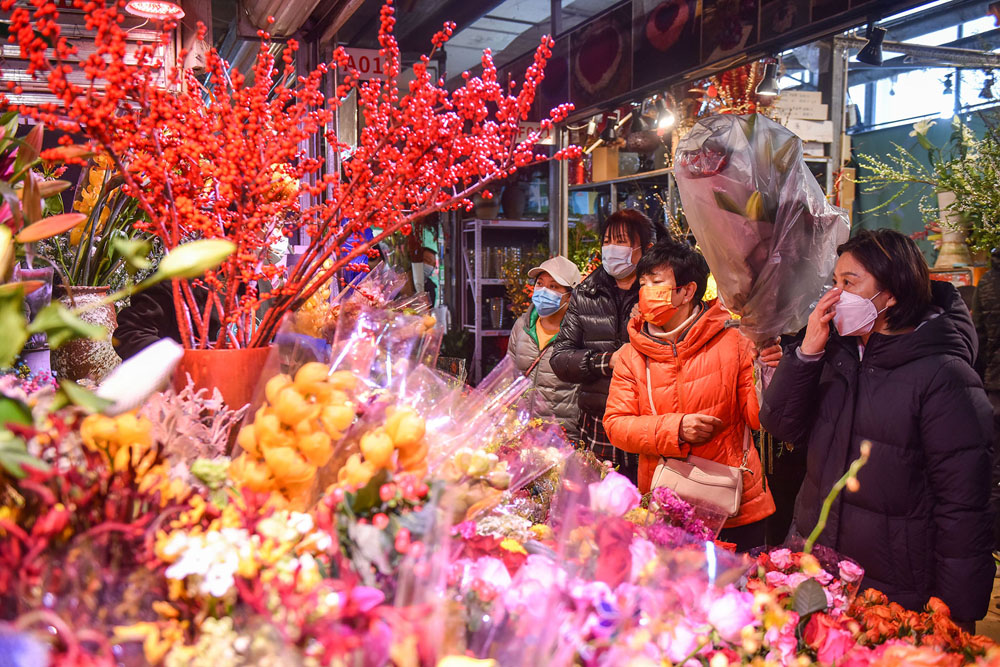1月30日，距离除夕还有一天，大批市民前往花卉市场抢购年宵花_1.JPG