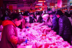 “二十七，宰公鸡”，中国传统习俗在这一天需要购置年货食材，图为1月29日，市民正在抢购过年期间的食材.JPG