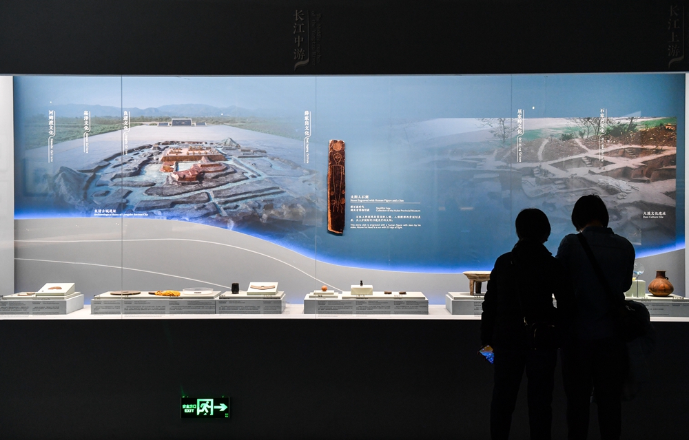 观众在国博参观《江天万里 长江文化展》中陈列的长江上中下游的_103929.jpg