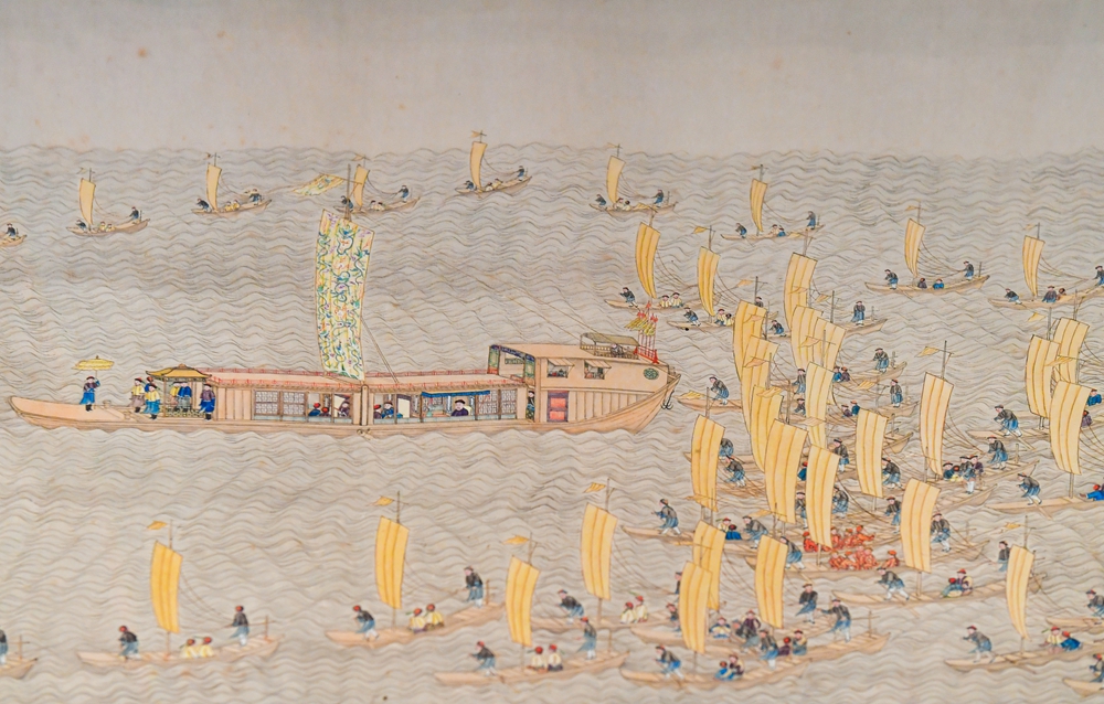 展览上陈列的清代长卷绘画作品《乾隆南巡图之金山放船至焦山》局_103931.jpg