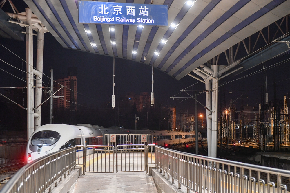 2022年1月17日凌晨5：34，高铁列车G6737驶出北京_102478.jpg