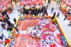 1月24日，市民在自贡一家商场内玩套圈游戏。_112809.jpg