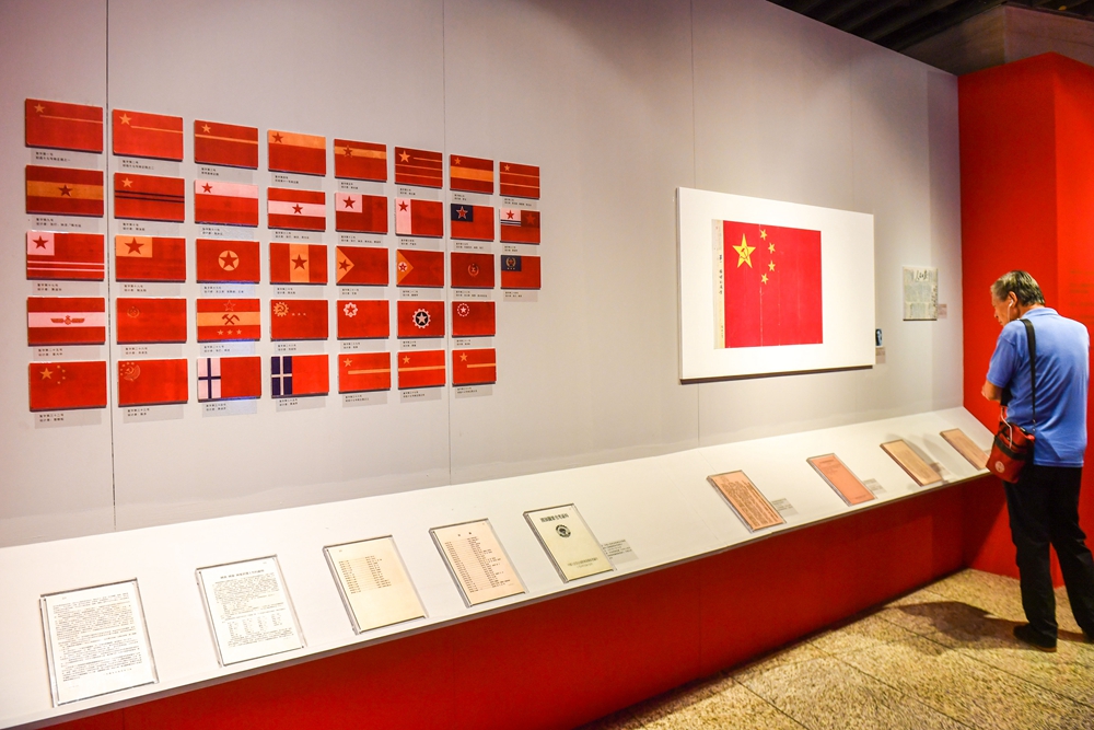 观众在参观国旗的设计稿_061713.jpg