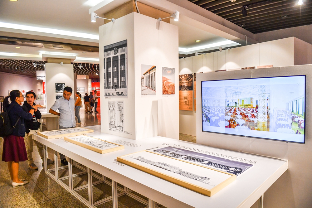 观众在参观人民大会堂的设计展台_061714.jpg