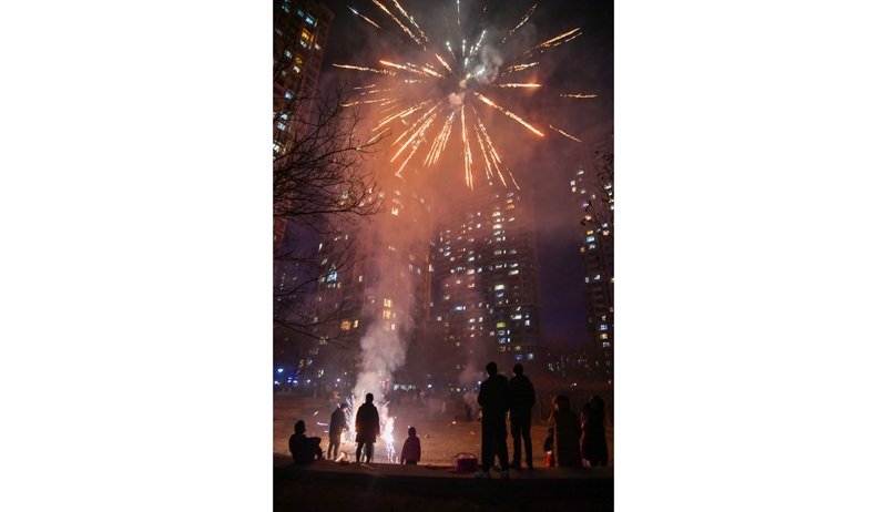 2023年1月1日，天津滨海新区的小区里，居民正在燃放烟花爆_112015.jpg